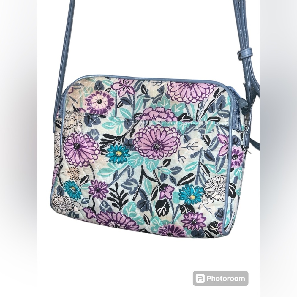 Vera Bradley Crossbody NEEDS TO BE WASHED - Picture 4 of 16